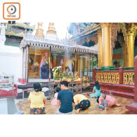 除了佛像，大金寺也有供奉神仙，同樣有不少信徒誠心跪拜。