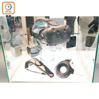 VIVE套裝包括一個眼罩、一對無線控制器及一個接收器。