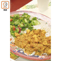 香草雞肉飯Doro Wot的雞肉嫩滑，蔬菜沙律伴碟令人愈食愈開胃，約HK$155。