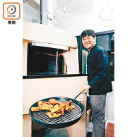 來自韓國的老闆李先生把The Hwaduk的烤雞引入香港，稍後時間了解多了本地人口味後，會陸續在菜單上增加其他菜式。