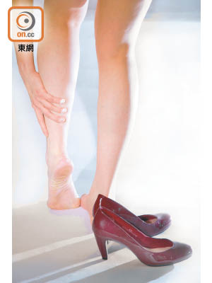 女士要注意，若有穿高跟鞋的習慣，記得多做小腿拉筋動作。