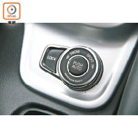 駕駛模式旋鈕設於波棍台後方，提供Auto、Sport、Snow及Lock供切換。
