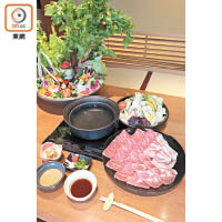 火鍋是餐廳主打，提供熊本縣產的頂級黑毛和牛「和王」及Rindou豬肉，每位￥4,400（約HK$305）。