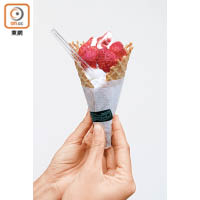 由阿蘇牛奶製成的草莓軟雪糕，就算天寒地凍都要食，￥380（約HK$26）。