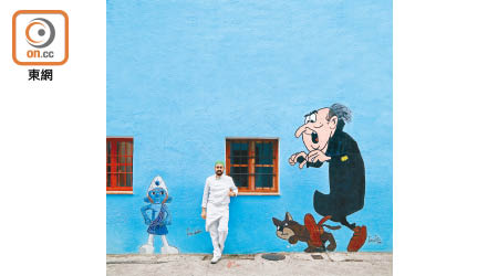 鎮內不少藍精靈牆畫也出自Ivan Sastre之手。