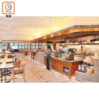 餐廳劃分成多個區域，主用餐區以黑白花紋地磚配多種材質的桌子和木餐椅，以及開放式廚房，感覺開揚富格調。