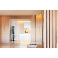 洗水白橡木牆身加入木條設計，為一片淺木布局增加立體感。