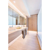 浴室設置化妝間及淋浴間，以半透明玻璃作分隔，無阻陽光滲透入來。