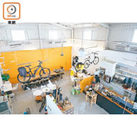 蛙咖啡八里店佔兩層高，樓上是維修單車工場。