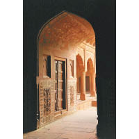 印度詩人泰戈爾盛讚泰姬陵是一滴永恒的淚珠，因為這座花22年建造的陵寢，訴說着印度蒙兀兒王朝第五代國王沙賈汗對亡妻的思念。