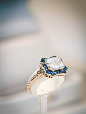 誕生於1900年的金質戒指，中央鑽石刻有男爵皇冠圖案，並以特別切割的藍寶石圍攏。