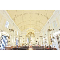 教堂內部布置宏偉華麗，是澳門熱門婚禮舉辦場地。