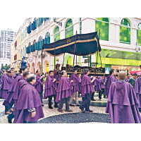 主教座堂於每年的耶穌受難節當日，都會在穿紫色祭衣的神父帶領下舉行聖屍巡遊。