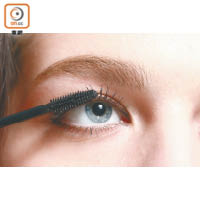 Step 2.以黑色眼線筆畫內眼線亮大眼睛，然後塗搽黑色增長睫毛液，令雙眼更具立體感。