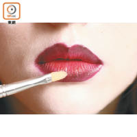 Step 3.沿唇部四周塗上莓紅色唇膏，若唇形有瑕疵，可以用遮瑕膏修飾唇邊的暗啞或唇形。