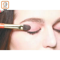 Step 1.要凸顯嬌柔感，眼妝最好選用帶光澤感的淺粉紅色眼影，掃滿整個眼窩位置，帶出眼妝的立體感。