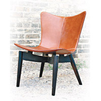 Shell Lounge Chair<br>設計靈感來自北印度的傳統工藝——馬鞍製作，將其轉移至木椅上，散發出一陣古典氣息。