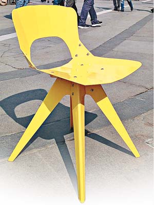 USA-OK Chair<br>跟設計師Ray Doeksen共同創作，椅身由帶點微彎的鋁板組成，襯上充滿線條美的椅腳，形態優美。