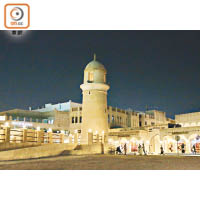 Souq Waqif已有過百年歷史，為了保存原有的建築特色，於2006年進行了大規模翻新工程。