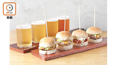 （前）Mini Burger $120、（後）A Beer Flight $140 酒吧招牌菜的4款不同餡料迷你漢堡包，包括素菇、雞肉、豬肉及牛肉餡料，另可配4款濃淡不一的生啤，由淡至濃出自Kowloon Bay Brewery、Black Kite、Young Master及Lion Rock Brewery。