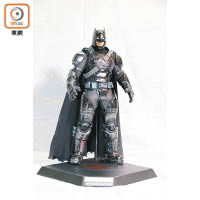 由即日起至3月9日，亮鉑電鍍黑色版裝甲蝙蝠俠於場內接受預訂，預訂價$1,780。