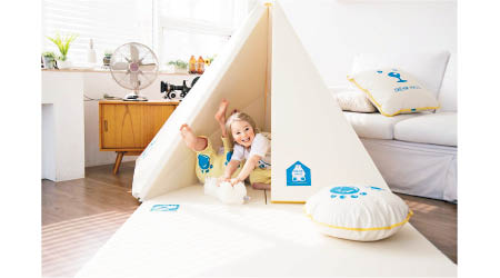 冰雪帳篷地墊用途多變，既可以是地墊，也可以變成金字塔帳篷，讓孩子可以隨時在家中進行大冒險。$3,199