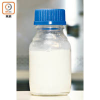課程中，學員要分析過期牛奶含有的微生物。