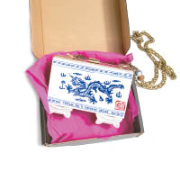 Cecilia於去年1月曾跟本地品牌G.O.D. 住好啲合作，以中國神話中的龍為主題，推出Dragon Collection仿青花瓷手提包。 $2,480
