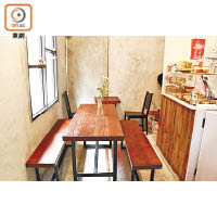 小店裝潢簡單地以水泥牆配木桌，置有小窗子，營造寧謐氛圍。
