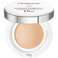 DIORSNOW雪凝亮白修護氣墊粉底 SPF50 PA+++ $550（粉底兩包連粉盒粉撲）（D）<br>質地水漾輕盈，觸感清涼，配合天然礦物色素，能即時提亮及均勻膚色，兼有效遮蓋色斑，用後肌膚水分飽滿，煥發生氣。