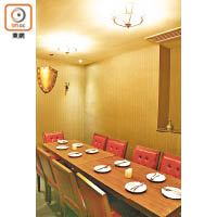 餐廳設有兩間Private Room，每間可以容納10至12人，適合大班朋友飯敍。