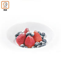 Fresh Blueberries & Strawberries $65<br>賣相別致的鮮果拼盤，店主開舖前會到超市選購新鮮水果，因此口味每日不同，採訪當日就有藍莓及士多啤梨，以忌廉及糖粉調味後色香味更佳。