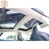 特大玻璃車頂能為車廂提升開揚感，亦可阻擋九成UV。