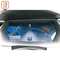 儀錶板採用高對比彩色屏幕，清晰顯示各項即時行車資訊。
