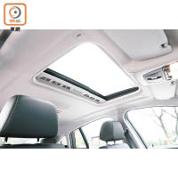 車頂天窗屬選配裝置，可前後滑動或向上揭開。