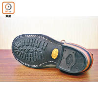 Sole鞋底由意大利Vibram公司製作。