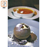 Valrhona朱古力球內裏是熱辣辣的朱古力蛋糕，吃時有黑朱古力醬流出，US$13（約HK$100）。