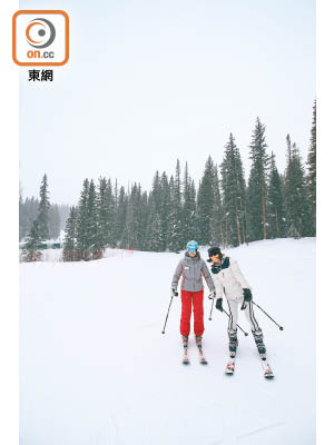 阿斯本滑雪公司是鎮上唯一的滑雪學校，早前亦被網站The Active Times評為2016年最佳滑雪學校第2位。