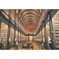 學院是愛爾蘭最古老的大學，圖書館古色古香，散發濃郁書香。