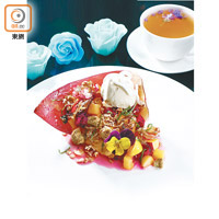Banana Flower $88（d）<br>用新鮮的泰國香蕉花伴木瓜奶凍、皇帝蕉雪糕及黃布冧果肉，最後用上新鮮的蝴蝶蘭食用花作裝飾，帶來味覺與視覺的滿足。