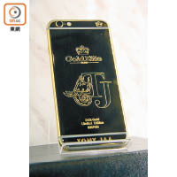 旗艦店展示了泰國動作明星Tony Jaa的iPhone 6s 24K金手機殼。