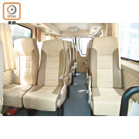 採用12座布局的客車版本，車廂空間寬敞，座椅還有皮革包裹，兼有負離子空氣淨化器，乘坐舒適。