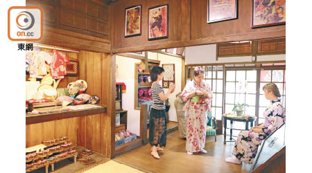 「木村」內的霞光和服館，提供靚靚和服租借服務，着上身到木屋走轉，真有時光倒流的錯覺。