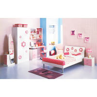 小女孩美麗如花，最適宜用粉紅色調和花朵圖案來點綴衣櫃、睡床。
