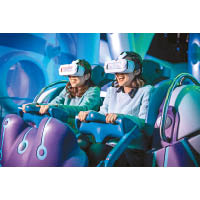 玩KPP XR飛車，要戴上VR眼鏡配合來玩。