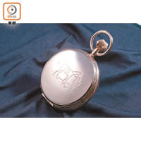 Equestrian Pocket Watch 1878 18K玫瑰金錶殼刻有馬術主題圖案，搭載獨家手動上鏈機芯。