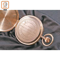 Equestrian Pocket Watch 1878底蓋內刻有品牌當年於巴黎世界博覽會贏得的金章。