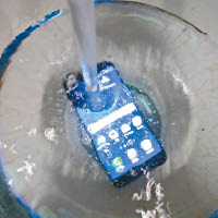 S7 edge支援1米防水，下雨或跌咗部手機落水都唔使怕。