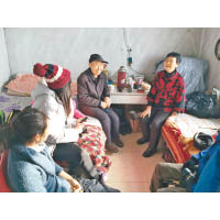 除了一系列科研活動，考察隊亦隨香港作家金鈴前往北極村的民居進行家訪。