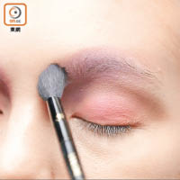 3. 在眉頭和眼尾以暈染方式掃上深紫色眼影。